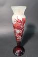 GALLE - Vase balustre, décor floral rouge, gravé à l'acide, hauteur