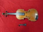 Violon d'étude. Dos en érable ondé. Manque le chevalet et les cordes.