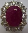 Bague coussin deux ors sertie d'un rubis de 6,71 carats dans un entourage