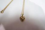 CARTIER. Chaîne et son pendentif cœur en or jaune serti de 8 diamants.
