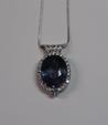 Pendentif en or blanc serti d'un important saphir de 30 carats environ,