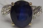 Bague en or blanc ornée d'un saphir de taille ovale de 6.03 carats
