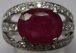 Bague triple anneaux en or blanc ornée d'un rubis de taille ovale