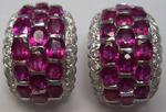 Paire de boucles d'oreilles en or rhodié sertie de 32 rubis de taille
