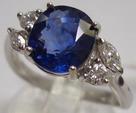 Bague en or blanc sertie d'un saphir de taille coussin de 3.10 carats