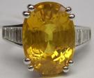 Bague en or blanc sertie d'un saphir jaune traité de taille ovale