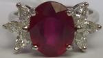 Bague en or blanc sertie d'un rubis de taille ovale de 3,21 carats
