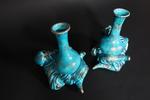 Manufacture Jules VIEILLARD, Bordeaux, 2 magots en faience fine supportant