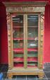 Vitrine en bois peint et sculpté ouvrant par deux portes vitrée.