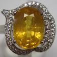 Bague en or blanc ornée d'un saphir jaune traité de taille ovale
