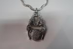 Important pendentif et sa chaine, le tout en or blanc et diamants,
