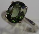 Bague en or blanc sertie d'une tourmaline verte de taille ovale de