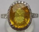 Bague en or blanc sertie d'un saphir jaune traité de 4,22 carats