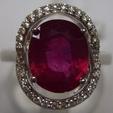 Bague en or blanc sertie d'un rubis traité de taille ovale de 3,00