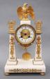 Pendule portique d'Epoque Empire en marbre blanc et garnitures de