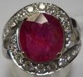 Bague tourbillon en or blanc ornée d'un rubis de taille ovale de