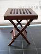 Table pliante en acajou massif, plateau en caillebotis. Renforts de