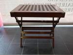 Table pliante en acajou massif, plateau en caillebotis. Renforts de