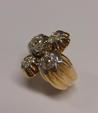 Bague en or jaune 18K (750°/00) formant un trèfle godronné serti