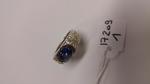 Bague bandeau en or blanc 18K (750°/00) sertie d'un saphir bleu