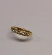 Demi-alliance en or jaune 18K (750°/00) ornée de neuf diamants de