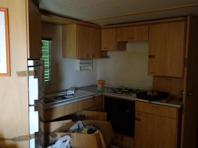 Mobil home 39m² comprenant séjour, 2 chambres, cuisine avec frigo ... Cuisine avec sejour